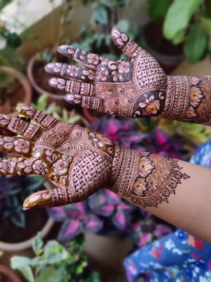 Another angle of this detailed mid-length mehendi. You can see the combination of floral, paisley, and geometric patterns that fill the hands from the fingers to the wrist.