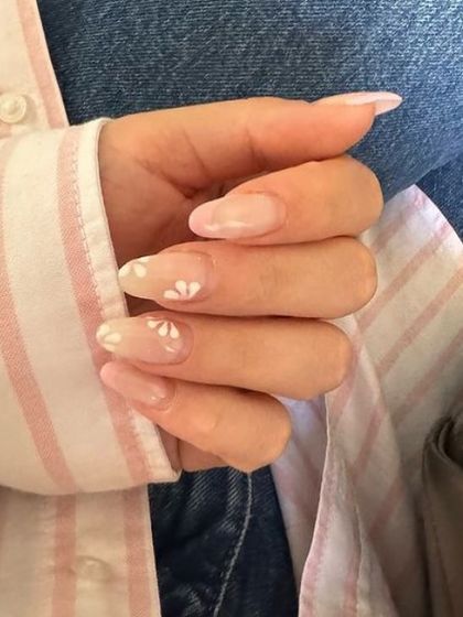 A very subtle and delicate design of tiny white daisies on a sheer, natural-looking base. This is the perfect minimalist floral manicure.