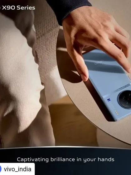 For this shot in the Vivo campaign, we used light-colored, textured trousers to create a softer, more lifestyle-oriented feel. The neutral palette complements the elegant design of the phone.