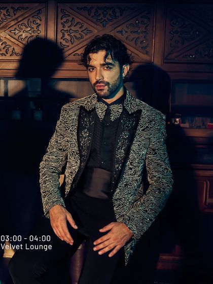 A look born for classic moments, blurring the lines of good and grace. This patterned black and silver blazer is for the man who shows up with undeniable presence.