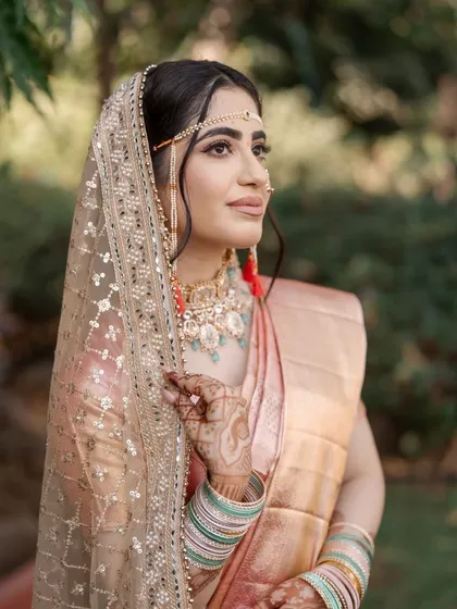 My bride Abha looked absolutely radiant for her Pheras. Her peachy-pink saree and mint green jewelry were so fresh and unique. I created a minimal glam look with a natural, glowy base to enhance her beauty without overpowering her style.