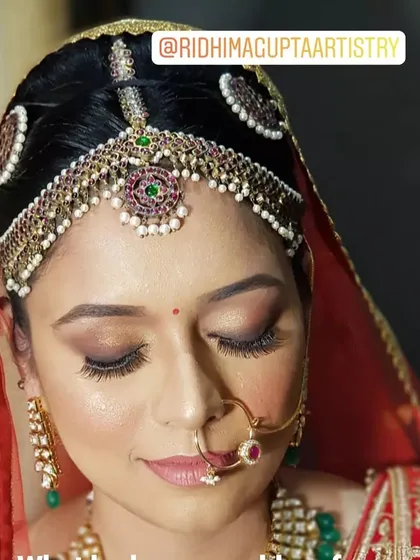 A soft glam bridal look. Here, I focused on a subtle brown smokey eye, feathery lashes, and a natural pink lip to create an understated and elegant appearance.