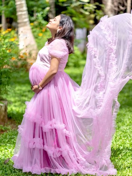 This light purple doll gown has a beautiful, ethereal quality. The flowing train and ruffled details are perfect for creating soft and dreamy maternity photos.