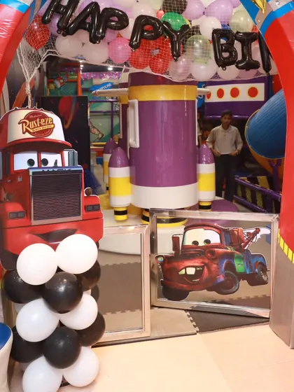 Welcome to the race track! This entrance setup for a Cars-themed party features character cutouts and a balloon arch, getting everyone excited for the celebration.