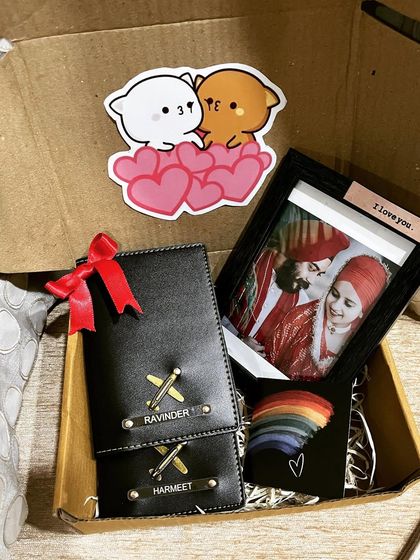 A thoughtful and compact hamper for the one you love. This box includes a personalized passport cover for a couple, a mini desk frame, and a cute sticker to top it off.