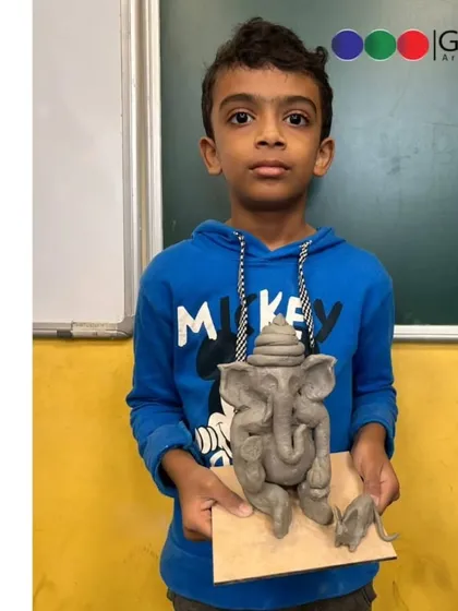 Another successful young sculptor from our workshop. We guide each student to ensure they can complete their idol and feel a sense of accomplishment.
