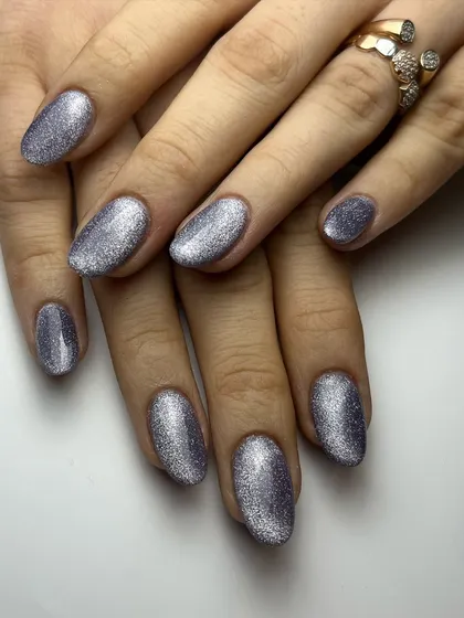An elegant and simple look using a sparkling lilac cat-eye polish. The entire nail is coated for a full-coverage glitter effect that is both glamorous and sophisticated.