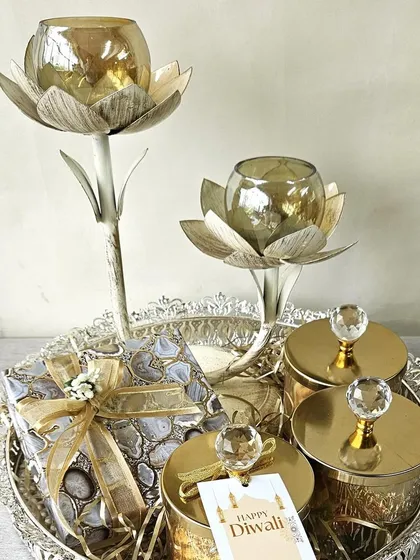 This festive hamper is pure elegance, presented on a silver platter. I’ve combined crystal-topped jars filled with treats and stunning lotus-stem candle holders to create a gift that doubles as beautiful home decor.