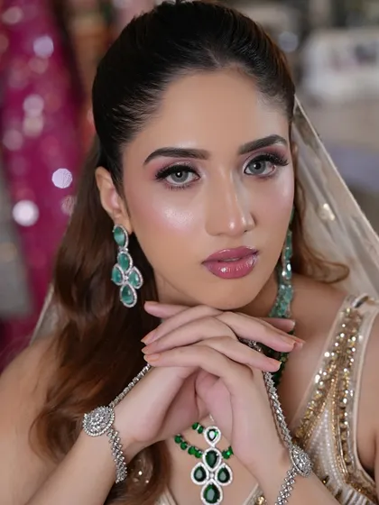 This is the essence of my signature soft romantic glam. I focused on creating luminous, dewy skin with a gentle pink eyeshadow and glossy lips, letting the bride's natural beauty and the exquisite emerald jewelry shine.