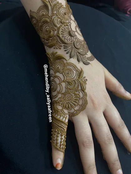 Another view of the minimalist thumb and wrist design, perfect for a quick and stylish application.