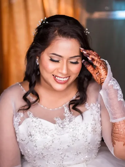A minimal glam look for this beautiful bride in her white wedding gown.
