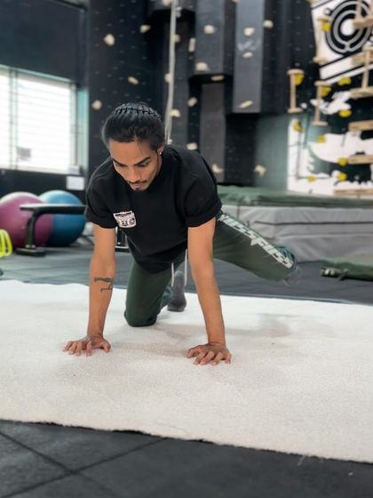 A demonstration of a fire hydrant exercise, perfect for strengthening the hips and glutes. This is a key part of our mobility routine for runners.