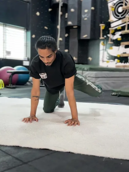 A demonstration of a fire hydrant exercise, perfect for strengthening the hips and glutes. This is a key part of our mobility routine for runners.
