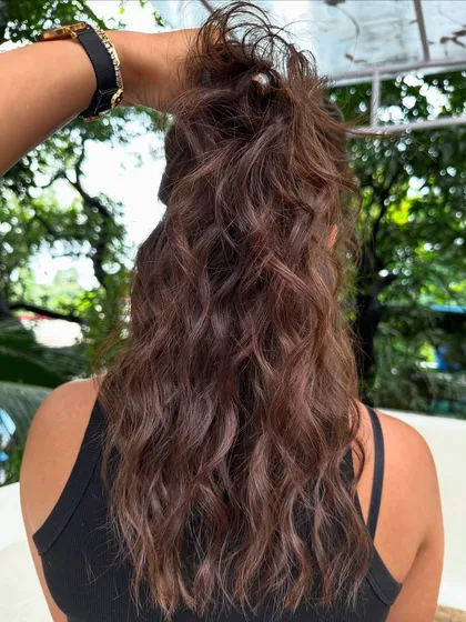 Holiday ready with these soft, beachy waves and subtle brunette highlights. This is a low-maintenance color that grows out beautifully, perfect for someone who travels a lot.