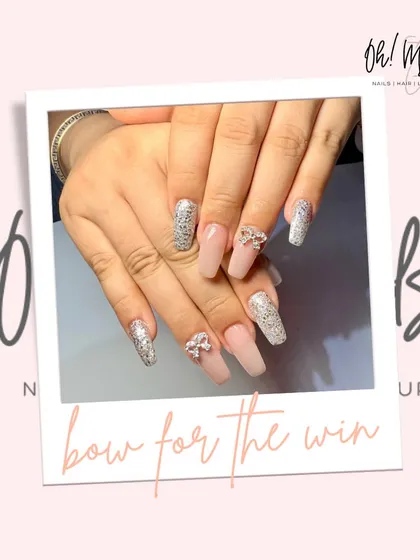 A bow makes everything prettier. This design combines a soft, neutral base with full-coverage silver glitter accent nails and a sparkling 3D bow charm.