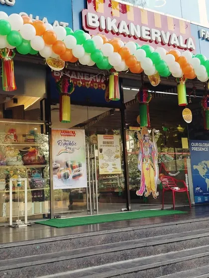 A closer perspective of the Republic Day balloon arch, also showing the hanging lanterns that were part of the overall festive decor for the Bikanervala restaurant.