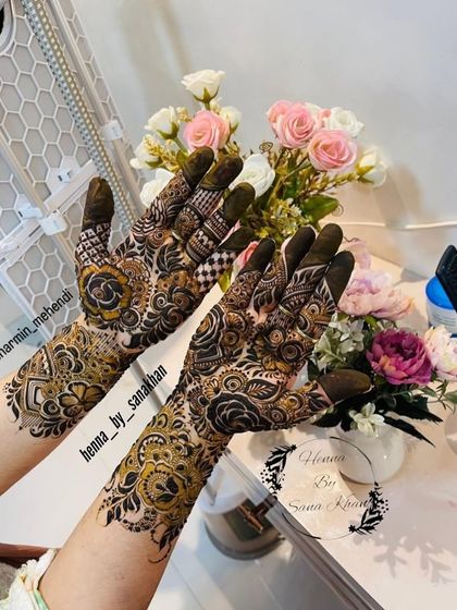 A beautiful floral design captured in a real-life setting. The mix of roses and jaali work is a classic combination for any celebration.