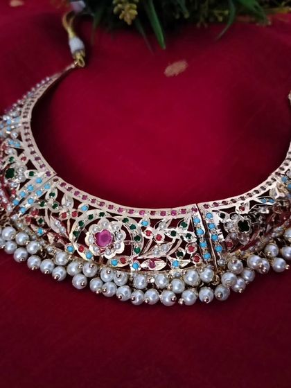 The choker from the 'सुहानी' (Suhani) set. Notice the delicate pearl ghungroos and the fine detailing in the gold-plated frame, a testament to the slow fashion and artistry of Jadau.