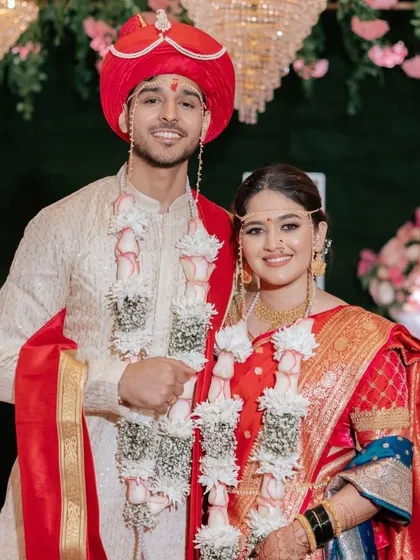 A lovely portrait of the Maharashtrian couple. Her makeup is kept natural and radiant to showcase her beauty and the richness of her traditional attire.
