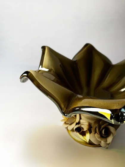 The dramatic silhouette of the ruffled Murano bowl is highlighted in this image. It is a piece that feels both classic and contemporary, a testament to the timeless appeal of Murano glass.