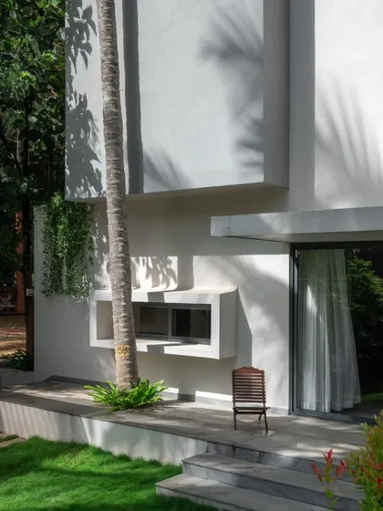 An existing coconut tree was preserved and integrated into the design of the east sit-out. This detail exemplifies our site-led approach, where the land and its features guide the architectural form.