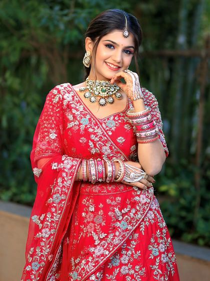 A complete bridal look featuring a heavy, gold-plated Kundan necklace, haath phool, and maang tikka, all available for rent.