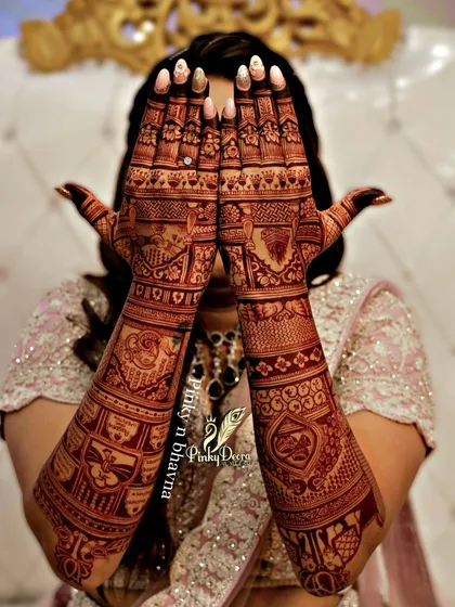 The final stain is the ultimate reward. This is the result of my homemade organic kumkum jaggery mehndi, with no chemicals, just a deep, beautiful, and long-lasting color. Seeing my bride this happy with her mehndi stain makes it all worthwhile.