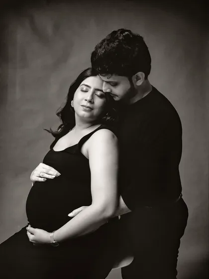 A tender moment captured in monochrome. Black and white photography brings a classic, cinematic quality to maternity portraits, turning them into timeless pieces of art.