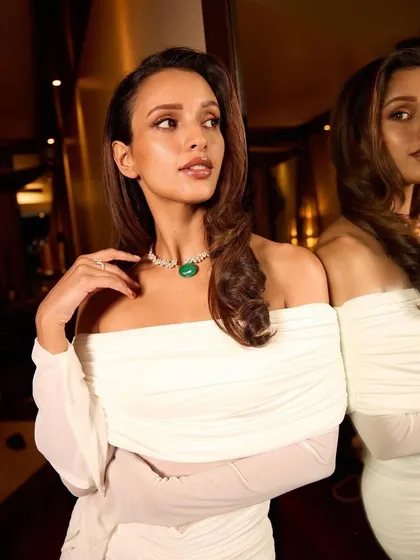 Here’s the stunning Tripti Dimri for the premiere of 'Badnewz'. I went for an elegant and classic look, with soft waves in her hair and makeup that highlighted her features beautifully. This is a perfect example of my red carpet hair and makeup services.