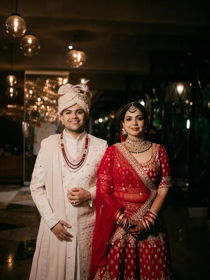 A moment of calm and elegance on their special day. This classic wedding portrait captures the couple in their beautiful traditional attire, a timeless memory of their wedding.