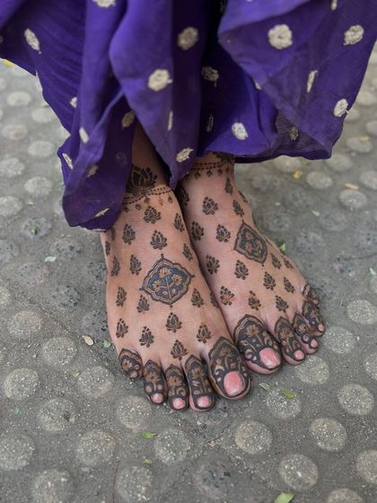 A minimal yet striking design for the feet, with a central motif and matching patterns on the toes.