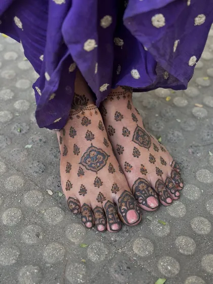 A minimal yet striking design for the feet, with a central motif and matching patterns on the toes.