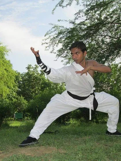 Here I am demonstrating a foundational stance from Shaolin Kung Fu in a park. This posture develops leg strength, stability, and a strong connection to the ground, which are essential for both martial arts and mindful movement practices like Qigong.