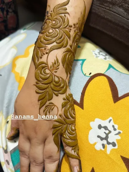 A simple yet elegant Arabic floral vine. This design is perfect for festivals or parties, or for someone who prefers a more minimalist look.