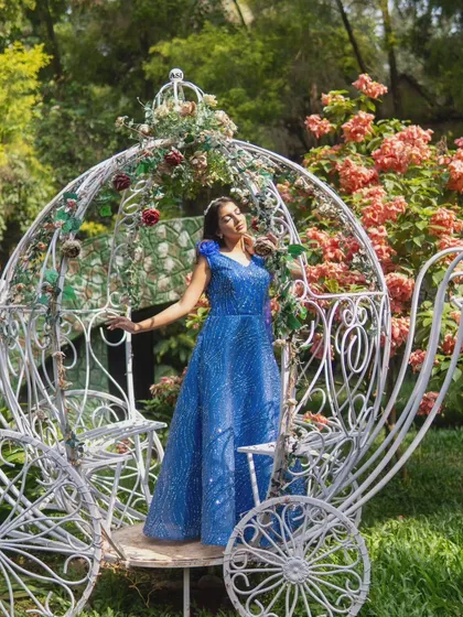 This is what I mean by a 'Cinderella moment'. My client looks like a true princess in this sparkling blue ballgown, posing in a whimsical fairytale carriage. It’s all about creating that once-in-a-lifetime feeling.