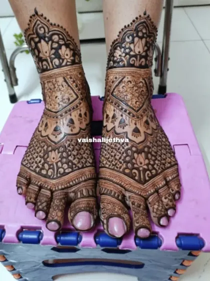 A lovely lotus-themed design for the feet. The pattern is delicate and intricate, providing full coverage with a graceful and feminine feel.