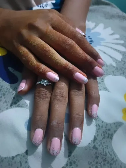 A beautiful glitter ombre on natural nails. I blended a fine silver glitter from the tips down over a soft pink base. It’s a great way to get a glamorous look that grows out gracefully.