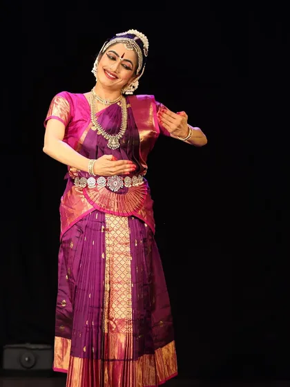 Soundarya performing 'Chinnan Chiru Kiliye', a famous lullaby to a child. This piece requires a tender and nurturing expression, which she conveys beautifully.