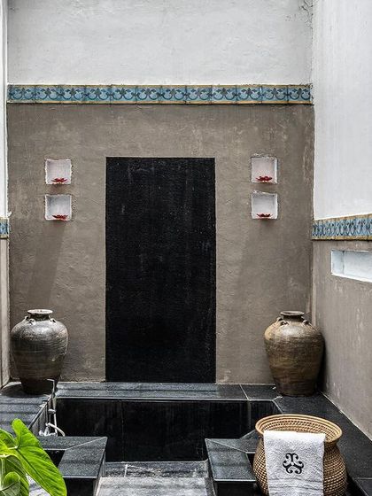 The open-air bathtub in the Vasishta suite, set in a private courtyard for a unique and luxurious bathing experience.