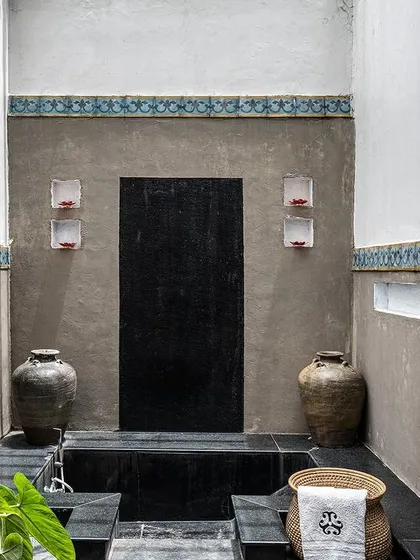 The open-air bathtub in the Vasishta suite, set in a private alcove, offers a truly luxurious and tranquil escape.