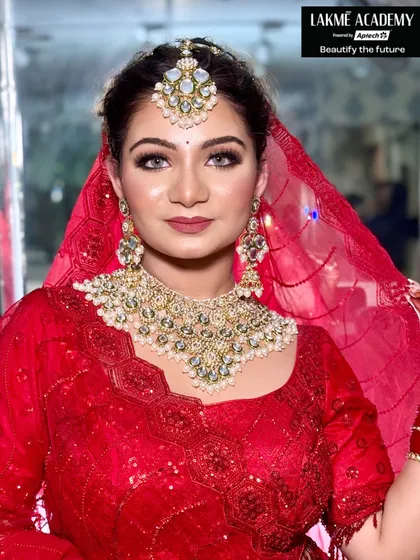 The same stunning bride, looking directly at the camera. This shot emphasizes the flawless base makeup and the perfectly defined eyes, skills that are essential for high-definition photography.