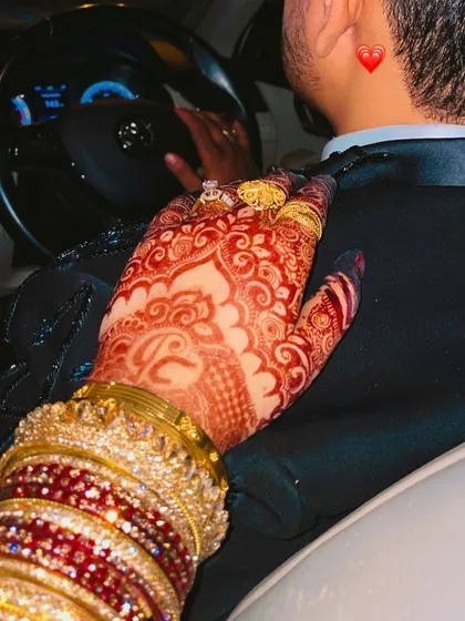 When a client shares a photo like this, my heart is full. Seeing my henna art, with its beautiful dark stain, as part of their cherished moments is the real reward.