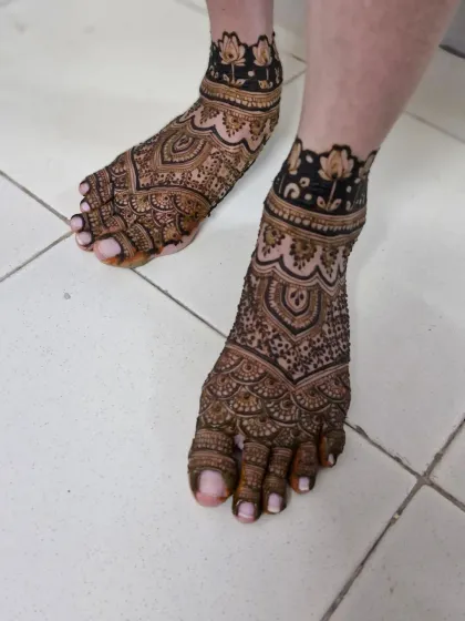 A beautiful and dense pattern for bridal feet, with a central mandala and full coverage on the toes.