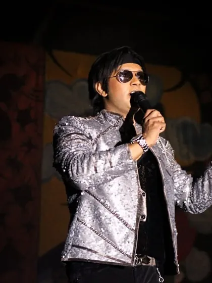 Rocking a silver sequin jacket at Sparkrill '14. A festival performance demands a look that's as bold as the music.