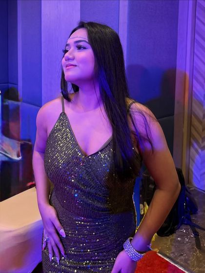 Another look at the green gown, this time under cool blue lighting. It's amazing how an outfit can look different depending on the event's ambiance.