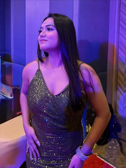 Another look at the green gown, this time under cool blue lighting. It's amazing how an outfit can look different depending on the event's ambiance.
