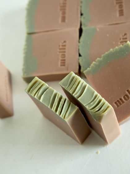 The textured top and smooth bottom of the Amber Musk bar.