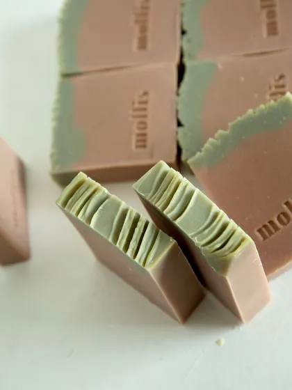 The textured top and smooth bottom of the Amber Musk bar.