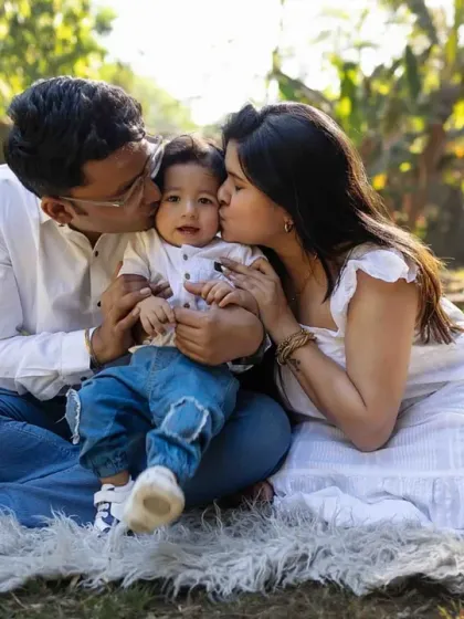 Kisses for the little one! This photo is overflowing with love and affection, a perfect memory for this family.