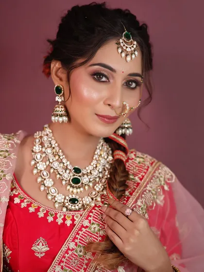 For the modern bride, a glamorous lehenga look. This style features defined eyes and a flawless base, perfect for evening ceremonies and receptions, all captured without any filters.